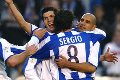 Luque, Sergio y Manuel Pablo celebran uno de los goles del Deportivo.