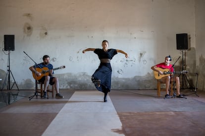 Rocío Molina, en un ensayo de 'Al fondo riela (Lo otro del Uno)' con Eduardo Trassierra, a la izquierda, y Yerai Cortés.  en Sevilla. / María Agar Martínez