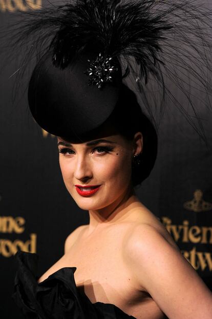 Plumas, broche, disco....Dita Von Teese pone toda la carne en el asador y acierta.