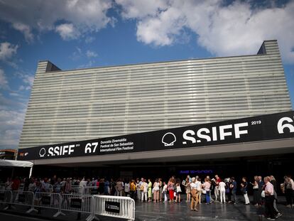 Colas para acceder a una proyección en el auditorio Kursaal, el pasado septiembre, en el festival de San Sebastián.