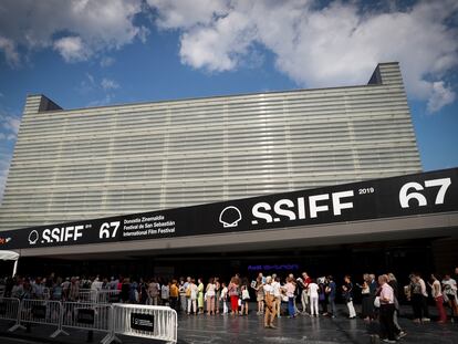 Colas para acceder a una proyección en el auditorio Kursaal, el pasado septiembre, en el festival de San Sebastián.