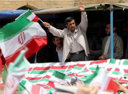 Ahmadinejad saluda a sus simpatizantes durante un acto de campaña en Teherán