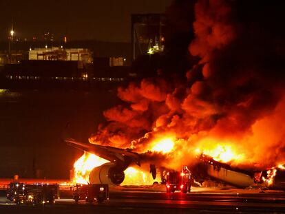 El A350 de Japan Airlines en llamas tras la colisión sufrida este martes en el aeropuerto internacional de Haneda, en Tokio (Japón).