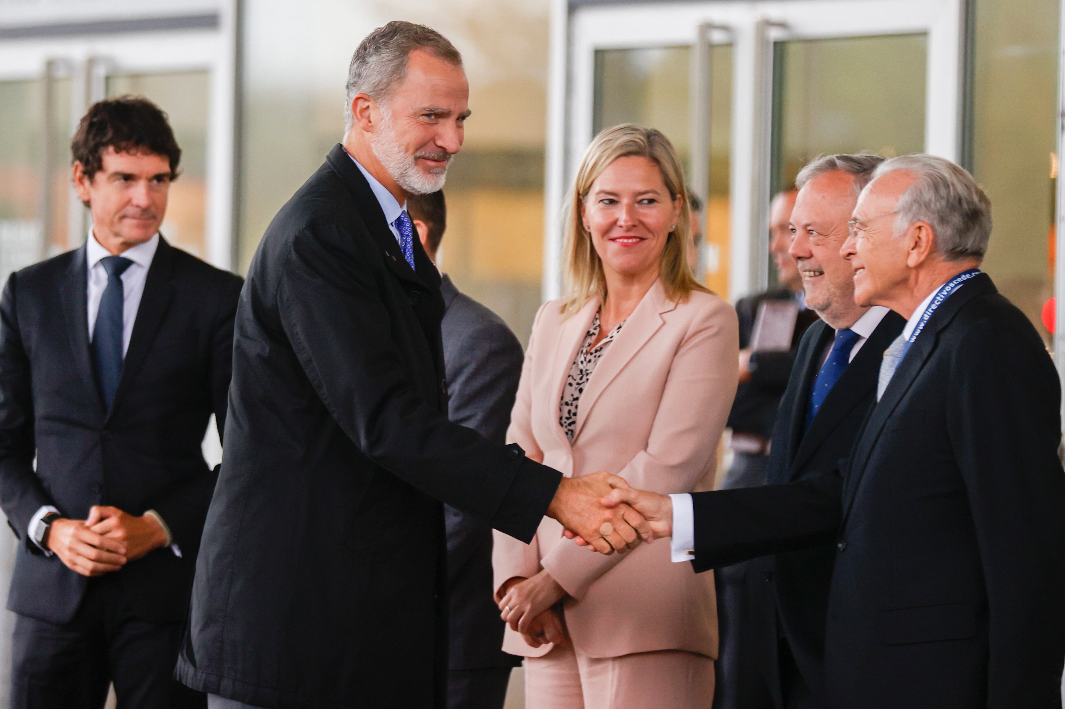 El rey Felipe VI saluda al presidente de la Fundación CaixaBank, Isidro Fainé