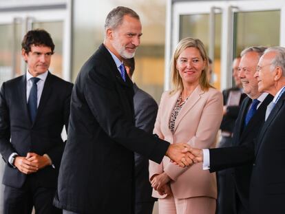 El rey Felipe VI saluda al presidente de la Fundación CaixaBank, Isidro Fainé (d), a su llegada al XXI Congreso de directivos CEDE (Confederación Española de Directivos y Ejecutivos), en otoño del año pasado.