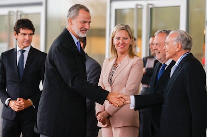 El rey Felipe VI saluda al presidente de la Fundación CaixaBank, Isidro Fainé (d), a su llegada al XXI Congreso de directivos CEDE (Confederación Española de Directivos y Ejecutivos), en otoño del año pasado.