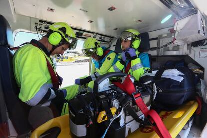 De izquierda a derecha, Nicolás Riera, médico; José Manuel Benedicto, técnico de emergencias y Lorena Alonso, enfermera, en la cabina del helicóptero.