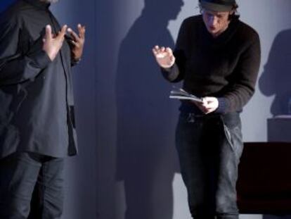 El director de escena Krzysztof Warlikowski da instrucciones Willard White (derecha) durante un ensayo de 'Alceste'.