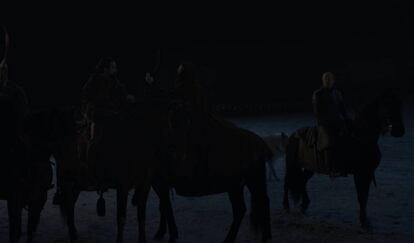 <p>Momento: Melisandre prendiendo fuego a las espadas para la gran batalla.</p><p>¿Por qué? La bruja, tanto ahí como cuando enciende una pira alrededor del castillo -y como en el siguiente fotograma cuando insta a Arya a ir a por el Rey de la Noche-, es clave para la lucha, otorgando más poder.