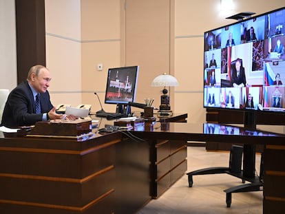 El presidente ruso Vladímir Putin preside una reunión con jueces y miembros de las cortes de arbitraje desde la residencia oficial de Novo-Ogaryovo, a las afueras de Moscú, este miércoles.