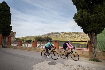 Dos ciclistas pasan frente al paraje de la Selleta, en Vilar de Canes, para el que una empresa presentó un proyecto de parque eólico.