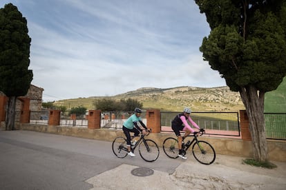 Dos ciclistas pasan frente al paraje de la Selleta, en Vilar de Canes, para el que una empresa presentó un proyecto de parque eólico.