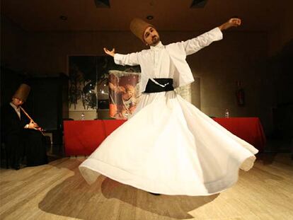 La actuación de Galata Mevlevileri Derviches, en la imagen, abrió ayer el festival.