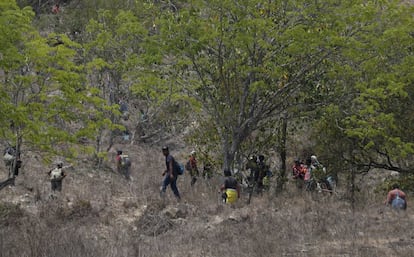 Os migrantes foram surpreendidos pelas autoridades mexicanas quando caminhavam numa rodovia de Pijijiapan, no México, na segunda-feira, 22 de abril. 