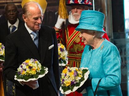 La reina de Inglaterra cumplió ayer 85 años en plena forma. Lo hizo asistiendo a un servicio religioso en compañía de su esposo Felipe, de 90, y en medio los preparativos de la boda en los que ella participa activamente. La celebración oficial como es costumbre será en julio para que el tiempo acompañe.