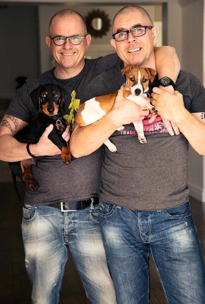 <p><b>Sudáfrica. </b>Declan Hughes y Kerry May se dieron el “sí, quiero” el 26 de octubre de 2007, apenas 11 meses después de que Sudáfrica legalizara los matrimonios del mismo sexo. La pareja reside en Ciudad del Cabo, el área tradicionalmente más tolerante con los homosexuales y destino de turismo <i>gay friendly</i>. Ambos tienen 54 años y regentan sus negocios relacionados con la venta de alfombras de lujo y la pintura, respectivamente. Ahí terminan los puntos en común. Declan descubrió su homosexualidad en la adolescencia. Desde entonces, tuvo que driblar con comentarios jocosos e insultantes en su pequeña y cerrada localidad natal costera de Port Elizabeth. Kerry inició su vida adulta al lado de una mujer con la que tuvo tres hijos. “Sus amigos saben y aceptan que estos chicos tienen dos padres”, resume Hughes para enfatizar que la Sudáfrica democrática “no discrimina a las parejas del mismo sexo”, aunque reconoce que “los homosexuales negros que viven en guetos (<i>townships</i>)” aún sufren “muchos prejuicios”. En abril, los diarios sudafricanos informaron de la boda de dos zulúes de 27 años. El mérito es que se casaron en una ceremonia tradicional para romper barreras mentales. “Ser homosexual es igual de africano que ser negro”, dijeron.</p><p> Texto: Marta Rodríguez</p>