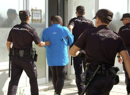 Fotografía facilitada por la Policía Nacional del traslado del vigilante de seguridad F.J.G.G., de 40 años, que ha sido detenido después de alertar a las autoridades sanitarias en Cádiz simulando tener ébola.