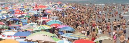 Turistas en la playa de Gandía (Valencia)