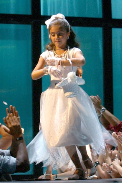 ¿Lourdes María haciendo la primera comunión? No, solo hacía de niña que lleva las flores en aquella recordada actuación de su mamá en los MTV Video Awards en 2003 donde besó a Britney Spears y Christina Aguilera ante la mirada atónita de medio mundo. Y ella tan feliz con sus flores.