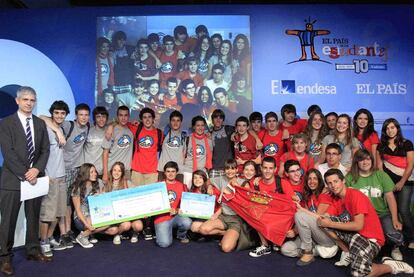 Este grupo de estudiantes del colegio Cardenal Larraona, de Pamplona, ha sido galardonado con un viaje para visitar la central de Endesa en A Coruña. Javier Moreno, director de EL PAÍS, les ha entregado el premio Endesa de Sostenibilidad y Medio Ambiente, por el periódico <i>Tinta y Pluma</i>.