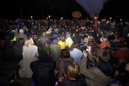 Concentración de indignados europeos en el parque Elisabeth de Bruselas, el sábado poco antes de la actuación policial.