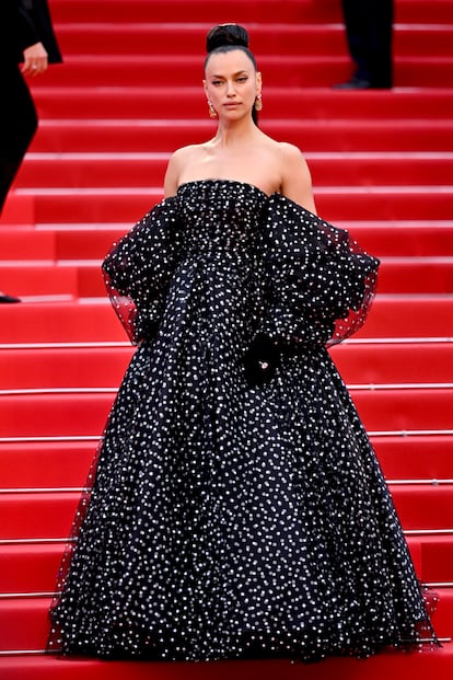 La modelo Irina Shayk llevó un vestido palabra de honor de Armani Privé o-i 2019.
