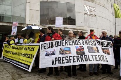 Integrantes de las plataformas de afectados por las participaciones preferentes de toda Galicia que se manifestaron en Lugo 