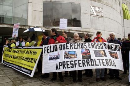 Integrantes de las plataformas de afectados por las participaciones preferentes de toda Galicia que se manifestaron en Lugo