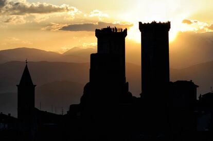 Contraluz de las torres del castillo de Pacentro.