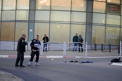 Agentes israelíes, en el lugar del atentado, el martes en Beersheva (Israel).