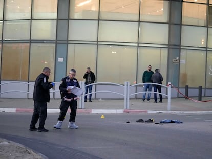 Agentes israelíes, en el lugar del atentado, el martes en Beersheva (Israel).