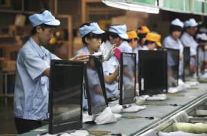 Varias operarias chinas trabajan en una línea de montaje de televisores en una fábrica en China. EFE/Archivo