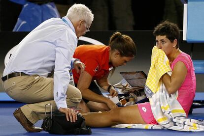 Carla Suárez es atendida por los médicos durante el partido.