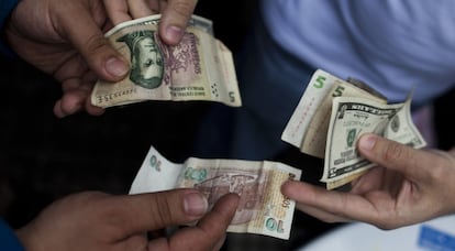 Cambio de dólares por pesos en Buenos Aires.