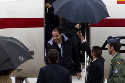 Fotografía facilitada por la Presidencia del Gobierno de los periodistas españoles Ángel Sastre, José Manuel López y Antonio Pampliega (bajando las escalerillas del avión)