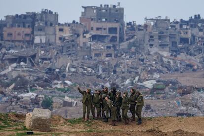 Un grupo de soldados israelíes posa para un selfi en la frontera con la franja de Gaza.