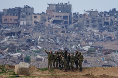 Un grupo de soldados israelíes posa para un selfi en la frontera con la franja de Gaza.