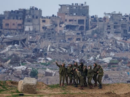 Un grupo de soldados israelíes posa para un selfi en la frontera con la franja de Gaza.