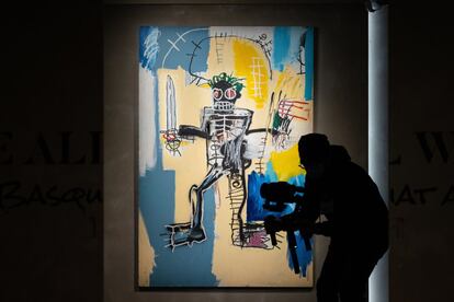 Vista del cuadro 'Guerrero', de Jean-Michel Basquiat, antes de su subasta de Christie's en Hong Kong, que se espera que alcance entre 31 y 41 millones de dólares.