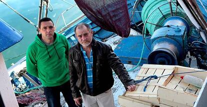 El patrón Andrés Jarauta (derecha) y el armador Juan Manuel Vázquez, a bordo de uno de los barcos que faenan en la zona.