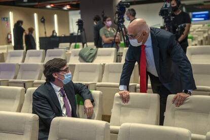 El director de Corporate Affairs de Roche Farma, Federico Plaza, conversa con el ministro de Sanidad, Salvador Illa, durante el evento Repensando la sanidad española, en la sede de Roche en Madrid.