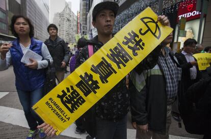Un manifestante pide &quot;unas genuinas elecciones&quot; en Hong Kong, que se celebran el domingo