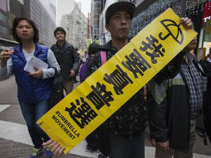 Un manifestante pide &quot;unas genuinas elecciones&quot; en Hong Kong, que se celebran el domingo