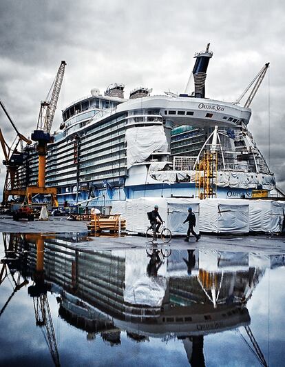 El 'Oasis of the Seas', en el astillero de STX Europe de Turku, Finlandia. Mide de proa a popa 360 metros (tres veces y medio el Bernabeu). En la construcción del buque participaron 2.200 operarios que emplearon unas ocho millones de horas en completar este coloso.  Se depurará toda el agua usada del Oasis y se reducirá el consumo de electricidad y carbón, lo que supondrá hasta un 20% de ahorro de energía por pasajero.