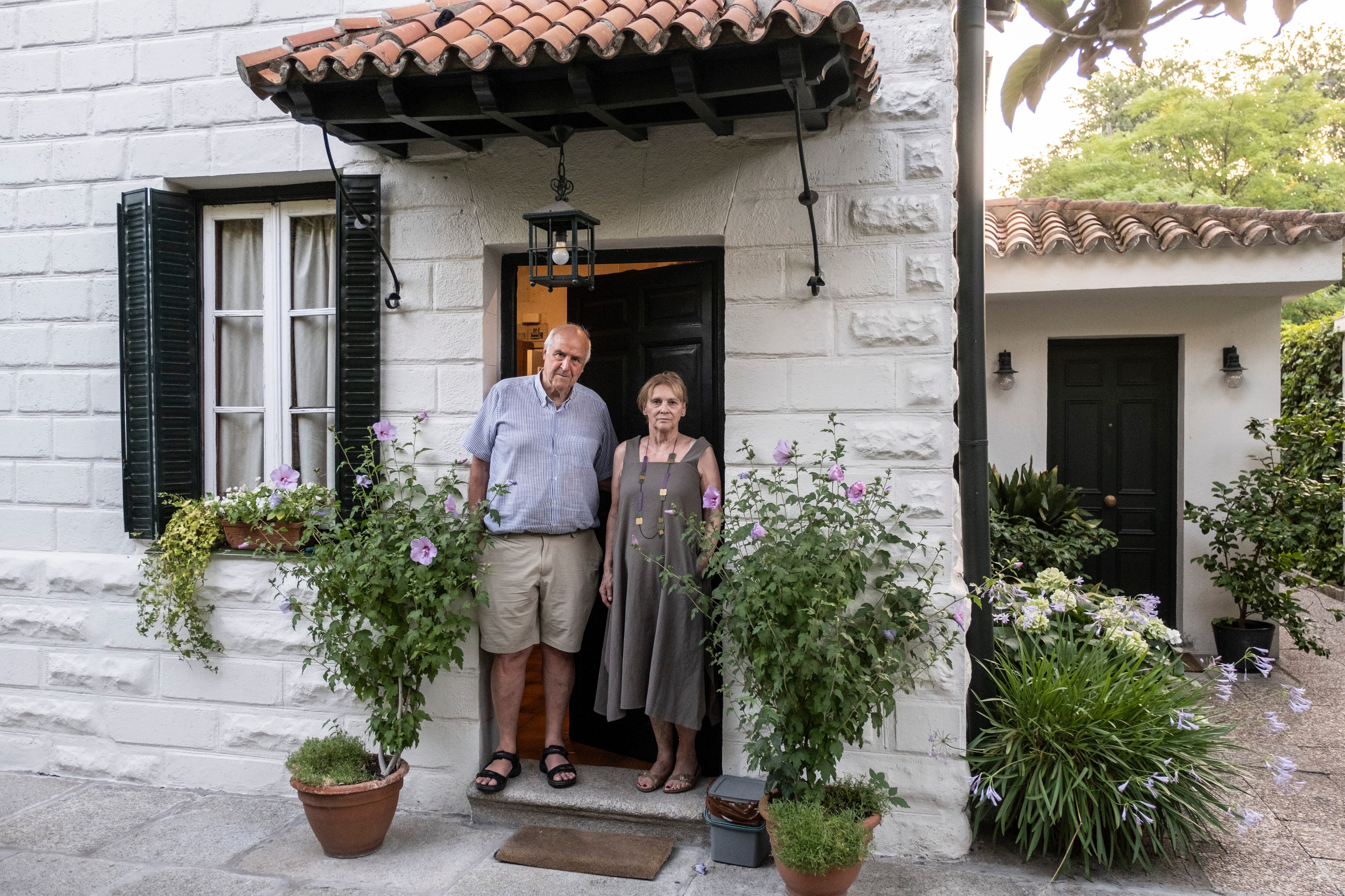 Leopoldo y Angelika, en la puerta de su casa en la colonia Jardín de la Rosa, en Chamartín. 