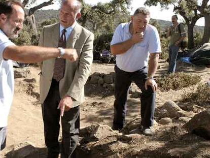 El presidente de la Diputación de Avila, Agustín González, junto al director de la excavación Javier González-Tablas.