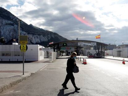 .Una mujer cruza frente a la zona de control de Gibraltar. 