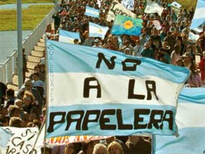 Manifestación contra las papeleras en el puente San Martín, en abril.