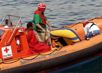 Un inmigrante que trató de cruzar el Estrecho en una balsa es socorrido por Salvamento Marítimo.