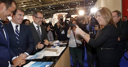 El presidente de Canarias, Fernando Clavijo (segundo desde la izquierda) saluda a la presidenta de Andalucía, Susana Díaz, en el stand de Canarias en la feria de turismo World Travel Market de Londres.